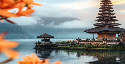 Un sereno tempio in riva al lago con un tetto a pagoda a più livelli, circondato da vibranti fiori arancioni, acqua calma, montagne e nuvole nebbiose sullo sfondo.